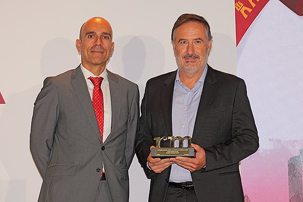 Ricardo López, director General de Sanitaria 2000- Empresa editora de Redacción Médica., entrega el premio en la categoría de Centro Sanitario Privado a Luis Mesa del Castllo, director Gerente del Hospital Quirónsalud de Murcia.