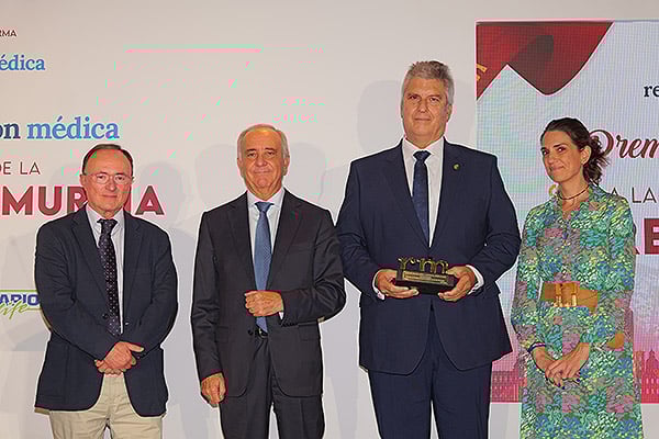 En la categoría Sociedad Científica, Jesús Cañavate Gea, director General de Planificación, Farmacia e Investigación Sanitaria de la Consejería de Salud de la Región de Murcia, entrega el premio a Javier Trujillo, presidente de la Sociedad de Medicina Interna de la Región de Murcia (Somimur); Encarnación Moral, internista de la Arrixaca y vocal de Investigación de Somimur, y Jacinto Fernández, internista y responsable de la Unidad de Hipertensión y Lípidos del Hospital Reina Sofía.