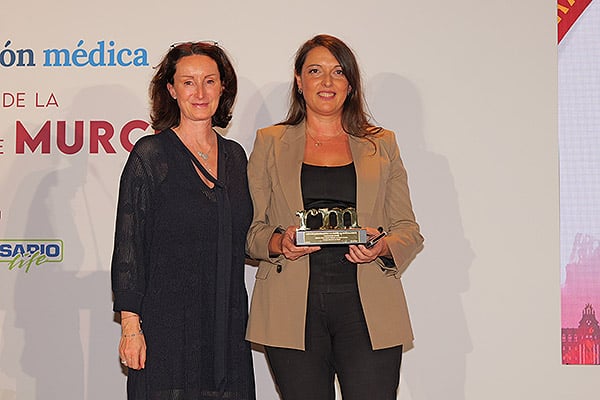 Sarah Christiaanse, directora General de Abbott Diabetes Care, entrega el premio en Administración Sanitaria a Irene Marín, directora General de Gestión de Atención Hospitalaria del Servicio Murciano de Salud.
