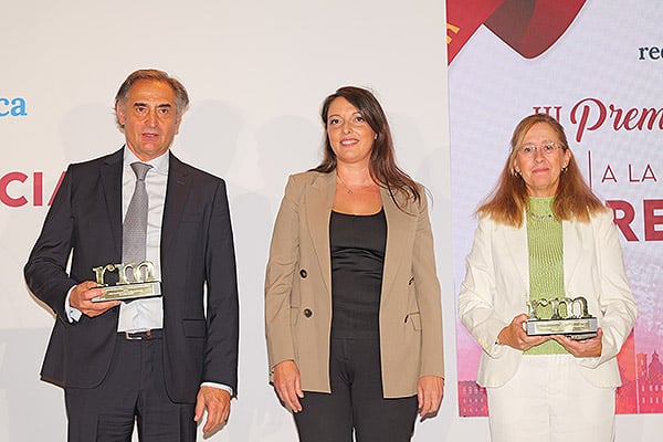 En la categoría Médic@, Irene Marín Marín, directora General de Gestión de Atención Hospitalaria del Servicio Murciano de Salud, entrega el premio a César Hernández, coordinador del Servicio de Traumatología del Hospital de La Vega Lorenzo Guirao; y María Luisa Sánchez, catedrática de Ginecología - Universidad de Murcia.