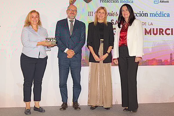En la categoría Servicio Hospitalaria, Francesco Borlenghi, director de Negocio de Iberia Sapio Life, entrega el premio a Eva Fages, coordinadora de la Unidad Multidisciplinar de Diagnóstico y Tratamiento de Esclerosis Lateral Amiotrófica del Hospital General Universitario Santa Lucía; Julia Martínez, subdirectora de Enfermería del Hospital Santa Lucía, y Pilar Espejo, subdirectora médica del mismo. 