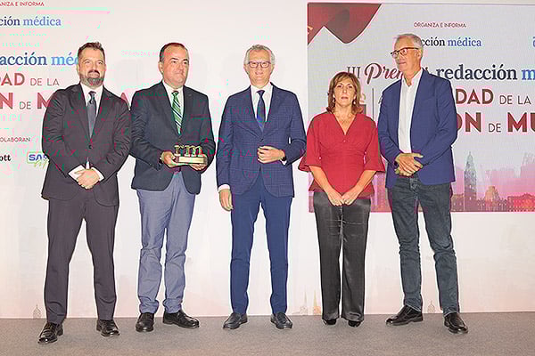 Juan José Pedreño, consejero de Salud de la Región de Murcia; entrega el premio en la categoría de Hospital Público a a Amancio Marín, director Gerente del Área 1 del Servicio Murciano de Salud; Carlos Pérez- Crespo, director Médico del Área 1 del Servicio Murciano de Salud; Javier Iniesta, director de Enfermería del Área 1 del Servicio Murciano de Salud; y Clara Miranda, directora de Gestión del Área 1 del Servicio Murciano de Salud.