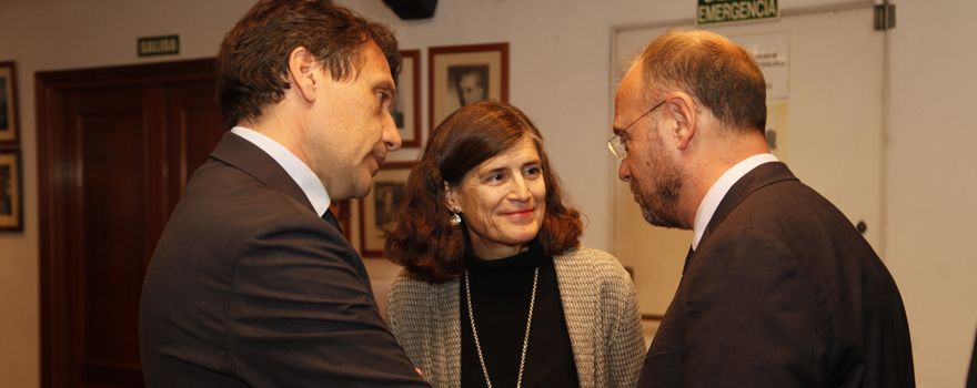 La directora de la Escuela Nacional de Sanidad, Pilar Aparicio, entre Celso Arango y Julio Zarco.