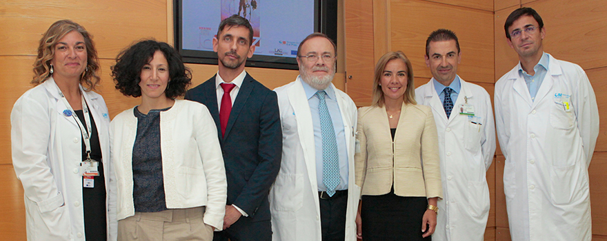 De izquierda a derecha, Ana Coloma, directora de la Fundación de Investigación Biomédica de La Paz; Teresa Chavarría, directora general de Investigación Sanitaria de la Consejería de Sanidad de la Comunidad de Madrid; Eduardo López-Collazo, director científico de IdiPaz; Rafael Pérez-Santamarina, director gerente del Hospital La paz; Mirian Rabaneda, directora general de Planificación, Investigación y Formación de la Consejería de Sanidad de la Comunidad de Madrid; José María Muñoz y Juan José Ríos, director y subdirector médico de IdiPaz respectivamente. 