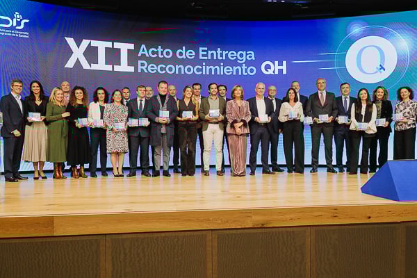 Foto de familia de los galardonados.