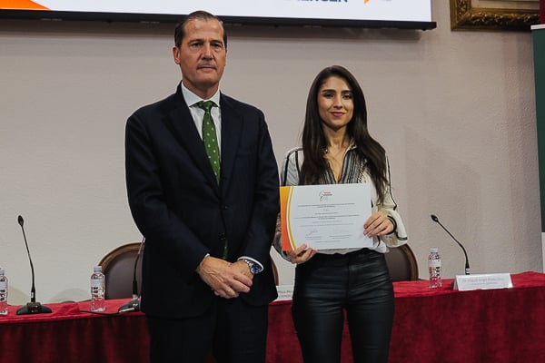  Javier Anitua, presidente de la Fundación Viatris; y Almudena Pérez, premiada por Mejor Caso Clínico en Adherencia en Salud Mental en Atención Primaria.