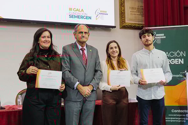 María Fernanda García, premiada por Estancia Formativa Nacional en Atención Primaria realizada en el Hospital Clínico San Carlos; José Polo, Alba García, premiada por Estancia Formativa Nacional en Atención Primaria realizada en el Centro de Salud San Vicente de la Barquera; y Félix Úbeda, premiado por Estancia Formativa Nacional en Atención Primaria realizado en Hospital Universitario de Cruces.