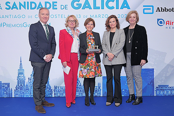 Julio de la Rosa Escribano, director de Acceso al Mercado y Relaciones Institucionales de Air Liquide; y  Pilar Rodríguez Ledo, presidenta de la Sociedad Española de Médicos Generales y de Familia (SEMG); entrega el premio a Sofía López Linares, directora General de Planificación y Reforma Sanitaria de la Consellería de Sanidade de la Xunta de Galicia; Paula Mato Guerra, técnico de la Oficina Técnica del Plan de Acción Primaria de la Dirección General de Planificación y Reforma Sanitaria de la Consellería de Sanidade; y a Teresa Rey Liste, jefa de Servicio en la Subdirección General de Atención Primaria de la Dirección General de Asistencia Sanitaria del Servicio Gallego de Salud.