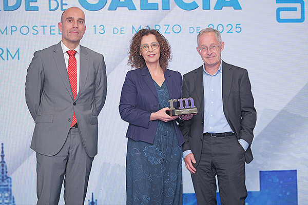 Ricardo López Garzón, director General de Sanitaria 2000, entrega los premios a Ángel Carracedo Álvarez, director ejecutivo de la Fundación Pública Gallega de Medicina Genómica; y a Carmen Durán Parrondo, directora Xeral de Saúde Pública de la Consellería de Sanidade.
