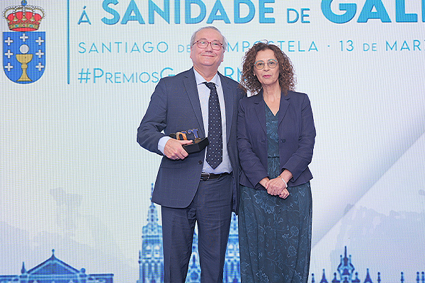 Carmen Durán Parrondo, directora Xeral de Saúde Pública de la Consellería de Sanidade, entrega el premio a Diego Bellido Guerrero. Facultativo Especialista en Endocrinología y Nutrición del Complejo Hospitalario Universitario de Ferrol.