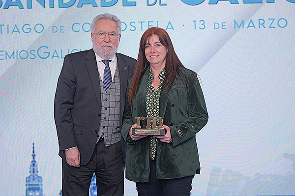 Miguel Ángel Santalices Vieira, presidente del Parlamento de Galicia, entrega el premio a Raquel Sánchez Santos, responsable del Servicio de Cirugía General y del Aparato Digestivo del Complejo Hospitalario Universitario de Vigo (CHUVI).