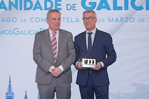  Antonio Gómez Caamaño, conselleiro de Sanidade de la Xunta de Galicia, entrega el premio a Luis Verde Remeseiro, gerente del Área Sanitaria de A Coruña.