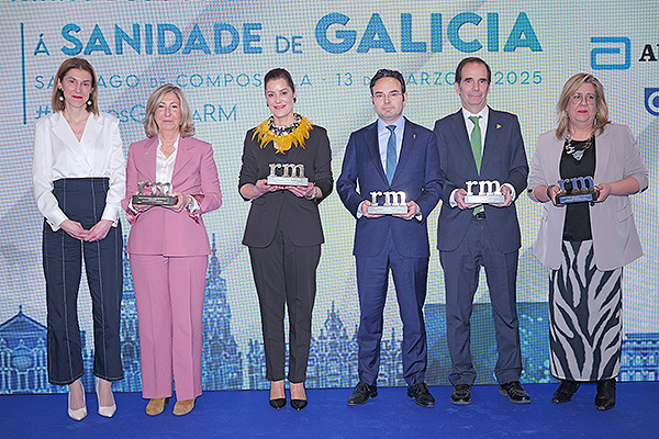 Natalia Lobato Mosquera, secretaria General Técnica de la Consellería de Sanidade de la Xunta de Galicia, entrega el premio a Sara Catrain González, presidenta del Colegio Oficial de Farmacéuticos de A Coruña; Santiago Leyes Vence, presidente del Colegio Oficial de Farmacéuticos de Ourense; Beatriz García Iglesias, presidenta del Colegio Oficial de Farmacéuticos de Pontevedra; Alejandro María Sánchez Pérez-Mei, presidente del Colegio Oficial de Farmacéuticos de Lugo; y a Marta Piñeiro Sotelo. Directora del Centro Gallego para el Control y Prevención de las Enfermedades (CEGACE).