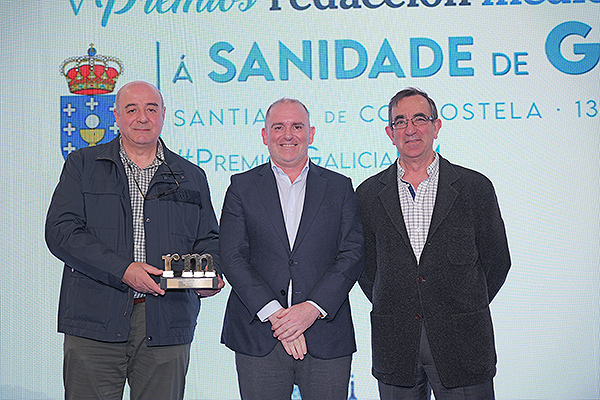 Alfredo José Silva Tojo, director General de Asistencia Sanitaria del Servicio Gallego de Salud (SERGAS), entrega el premio a José Ángel Cocho de Juan, jefe de sección del Laboratorio de Metabolopatías del Hospital Clínico de Santiago; y a Ángel Gómez Amorín, jefe del Servicio de Detección Precoz de Enfermedades de la Dirección Xeral de Saúde Pública de la Xunta de Galicia.