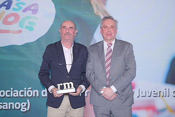 Antonio Gómez Caamaño, conselleiro de Sanidade de la Xunta de Galicia, entrega el premio a Gonzalo Autrán Castel, presidente de la Asociación de Cáncer Infantil y Juvenil de Galicia (ASANOG).