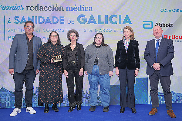 Antonio Fernández-Campa García-Bernardo, gerente de la Agencia de Conocimiento en Salud (ACIS), entrega el premio a Tamara López Cela, jefa de Estudios de la Unidad Docente Multiprofesional de Atención Familiar y Comunitaria del Área Sanitaria de Ferrol; Ramón López de los Reyes, jefe de Estudios del Servicio de Docencia del Área Sanitaria de Ferrol; Marisa Fraga Sampedro, jefa de Estudios de Enfermería del Servicio de Docencia del Área Sanitaria de Ferrol; Cruz Sabio Teijeiro, secretaria de la Unidad Docente del Área Sanitaria de Ferrol; y a  Patricia Torres Álvarez, tutora Hospitalaria del Área Sanitaria de Ferrol.