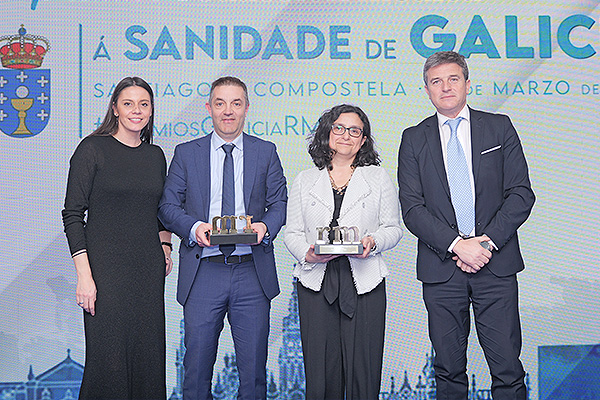 José María Barranco Zafra, director de Acceso a Mercado y Ventas de Abbott Diabetes Care; y María Zugasti Grandes, responsable de Relaciones Institucionales de la Federación Española de Empresas de Tecnología Sanitaria (Fenin); entregan los premio a Benigno Rosón Calvo, subdirector General de Sistemas y Tecnologías de la Información de la Consellería de Sanidade de la Xunta de Galicia; y a Alicia Piñeiro Redondo, subdirectora General de Integración Asistencial e Innovación de la dirección General de Asistencia Sanitaria del SERGAS.