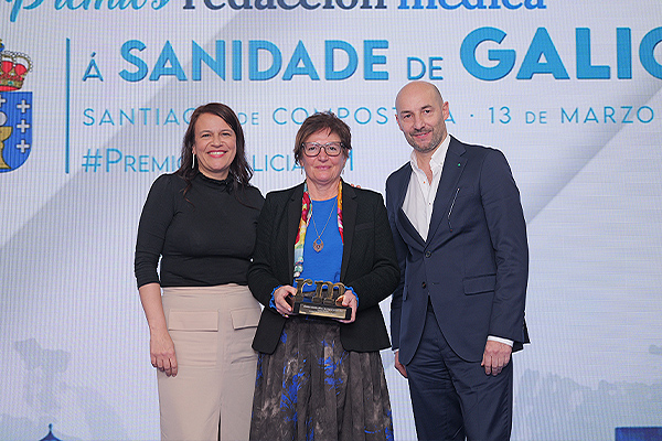 Rocío Mosquera Álvarez, gerente de Galaria, Empresa Pública de Servicios Sanitarios S.L., entrega los premios a Cristina Barbagelata López, presidenta de la Sociedad Gallega de Medicina Interna (Sogami); y a Juan José González Soler, expresidente de la Sociedad Gallega de Medicina Interna (Sogami).