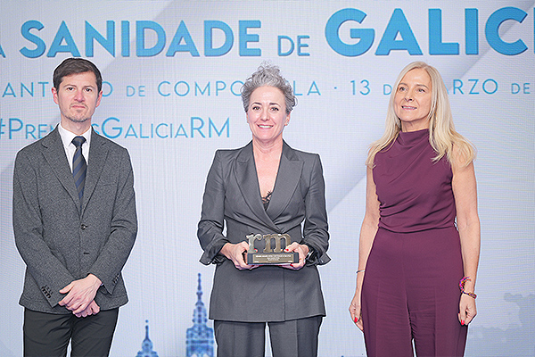 María Jesús Díaz Candamio, vocal de Comunicación de la Sociedad Española de Radiología Médica (Seram); y Óscar López Alba, director de Redacción Médica; entrega el premio a Pilar Múgica Elorza, directora Médica de HM Hospitales en Galicia.