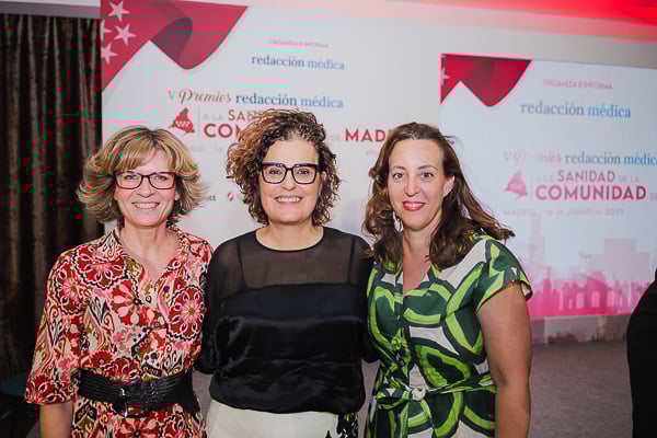 Elena Viñas, secretaria general de Codem; Elena Fernández, gerente de Cuidados del Sermas; y Mar Rocha, portavoz y tesorera del Codem.