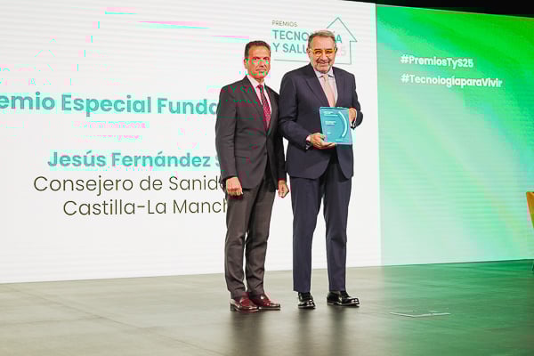 Premio especial de la Fundación Fenin a Jesús Sanz, consejero de Sanidad de Castilla-La Mancha.