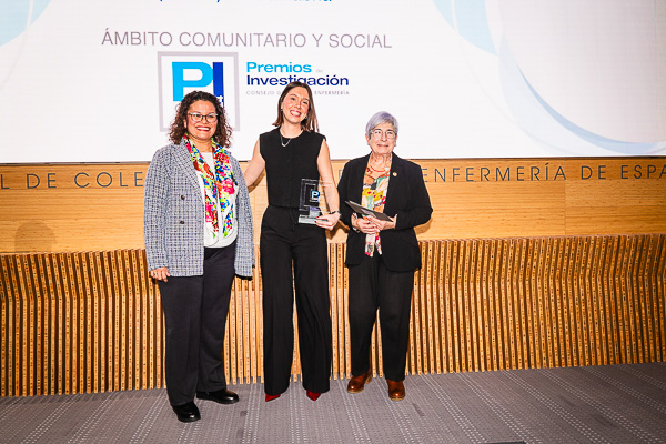 María Alexandra Gualdrón, vicepresidenta del Colegio de Enfermería de Cantabria; Celia Gutiérrez, segundo premio de la categoría Comunitaria y Social; y Hosanna Parra, vicesecretaría general del CGE.