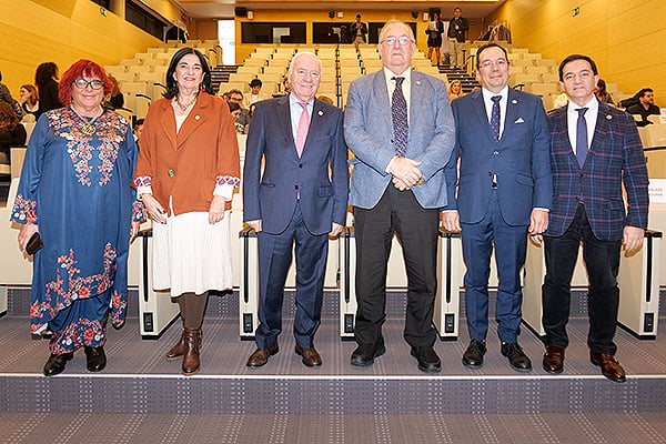 María del Mar García, tesorera del CGE; Raquel Rodríguez Llanos, Florentino Pérez Raya, José Ángel Rodríguez Gómez, José Luis Cobos Serrano, vicepresidente tercero del CGE; y Diego Ayuso.