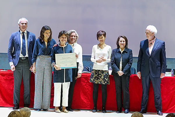 Ana Herranz, María Sanjurjo, Camino Sabore (Gregorio Marañón) reciben el diploma al mejor Servicio de Farmacia Hospitalaria.