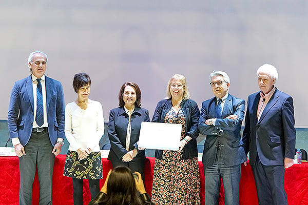 Ana Frank García y Exuperio Díez Tejedor (Hospital Universitario La Paz) reciben el diploma de Neurología.