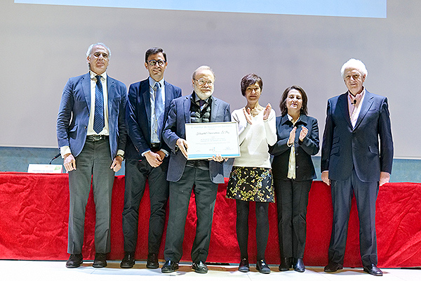 Rafael Pérez-Santamarina, gerente del Hospital Universitario La Paz, recoge el premio a la mejor Reputación Sanitaria 2022.