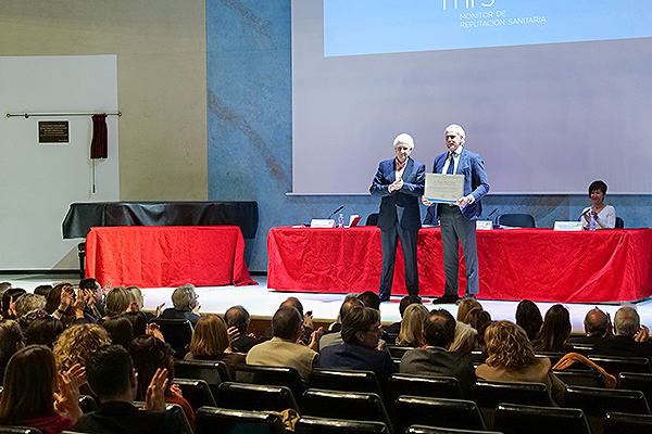 Enrique Ruiz Escudero recibe el diploma de oro del monitor MRS.