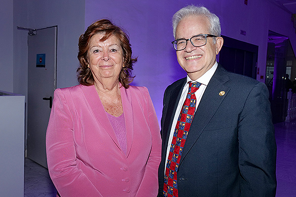 María Vallet, catedrática de Química Inorgánica de la facultad de Farmacia de la UCM; y Antonio Salinas, investigador de la UCM.