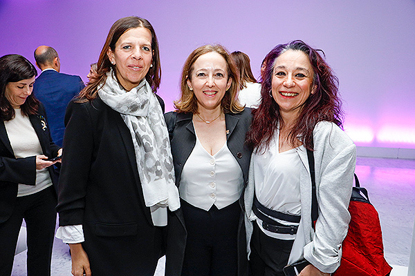 Susana Reverter, directora de comunicación del Hospital La Paz, Eloísa del Pino y Marisa Barrios, prensa de la SEOM.