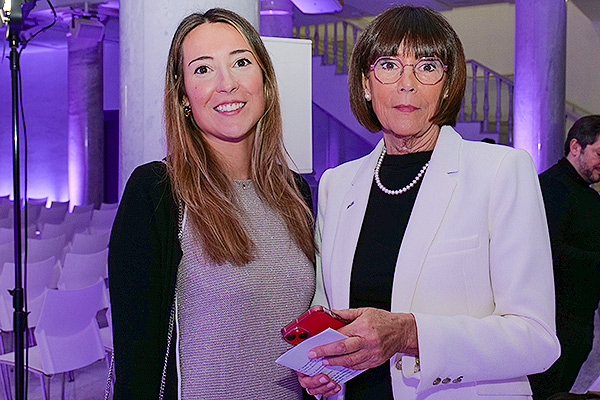 Irati Lizarraga con su madre Mercedes Ferro Montiu, vicepresidenta de la Asociación Nacional de Directivos de Enfermería (ANDE).