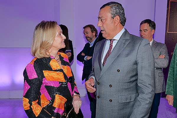  Margarita Alfonsel Jaén, secretaria general de la Federación Española de Empresas de Tecnología Sanitaria (Fenin), charla con Óscar Castro, presidente del Consejo General de Dentistas. 