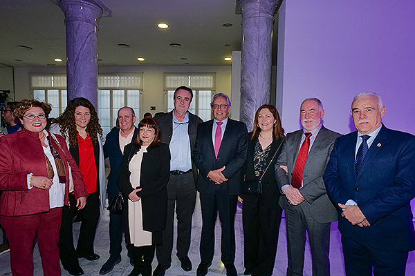 Francisco Miralles, presidente del Colegio de Médicos de Murcia, (segundo por la derecha) posa con sus excompañeros del sindicato médico CESM. 