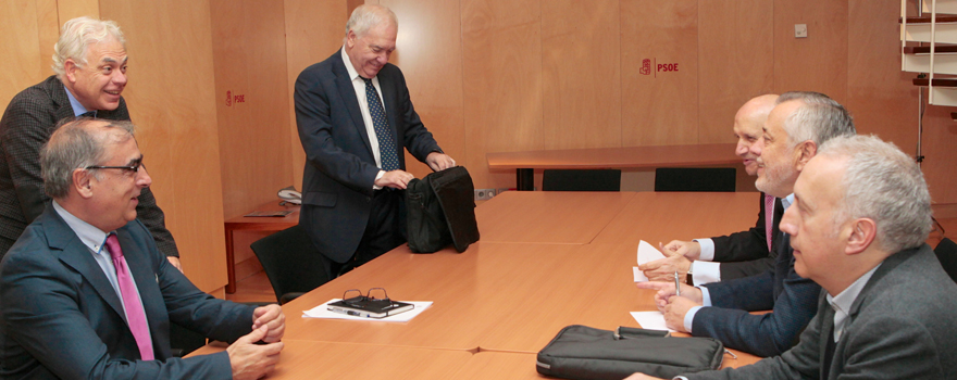 Los portavoces del PSOE y los representantes de Enfermería momentos antes de comenzar la reunión. 