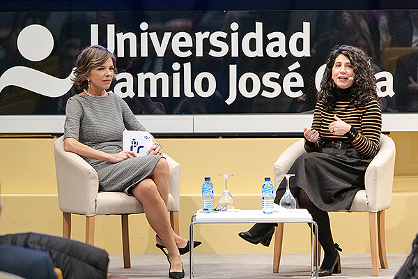 Marta Villanueva acompañando a Elena Diez en su relato a lo largo de su enfermedad oncológica.