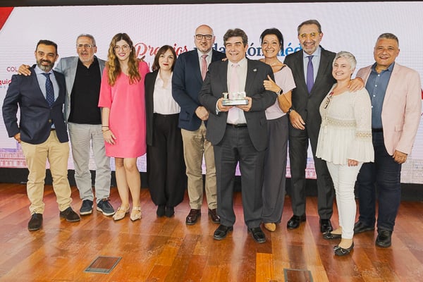 Jesús Fernández Sanz y Césareo Peco, posan junto al equipo del Hospital de Puertollano.