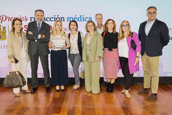 Jesús Fernández Sanz posa junto a Laura Sánchez, subdirectora de Enfermería de la Gerencia de Atención Primaria de Toledo (Gapto); Jesús Fernández, Yolanda Carrasco, coordinadora del centro de salud de Santa María de Benquerencia (Toledo); María del Carmen Sanz, administrativa; Sonia Cambronero, enfermera de Pediatría del mismo centro de salud; Javier Rodríguez, gerente de la Gapto; Marta Ortega, coordinadora de Enfermería del mismo centro de salud; Olga Fernández, directora médica de la Gapto; y Hugo Muñoz, director de gestión de la gerencia de Atención Primaria de Toledo.
