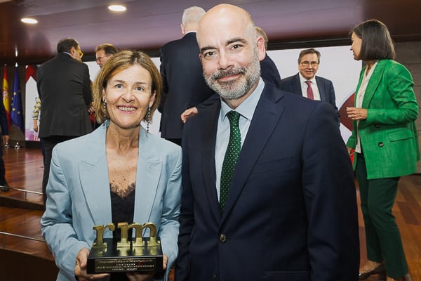 Dunia de Miguel Llorente, jefa del Servicio de Hematología y Hemoterapia del Hospital de Guadalajara.; e Íñigo Cortázar, director general de Recursos Humanos y Transformación del Sescam.