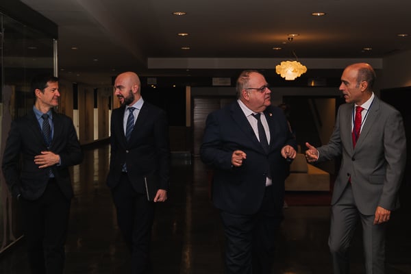 Óscar López saLuda a Álvaro Muñoz Galindo; y Ricardo López charla con consejero Alejandro Vázquez.