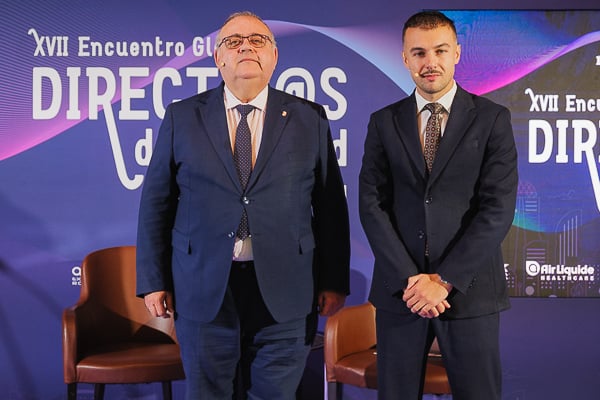 Alejandro Vázquez y Jesús Arroyo, jefe de Sección de Profesión de Redacción Médica.