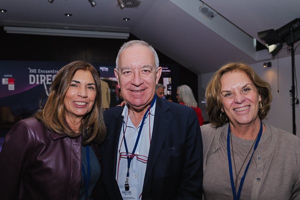 Sagrario de la Azuela, directora gerente del Complejo Hospitalario de Toledo; José Soto; e Isabel Tovar, presidenta de la Agrupación Territorial de Sedisa de Extremadura.