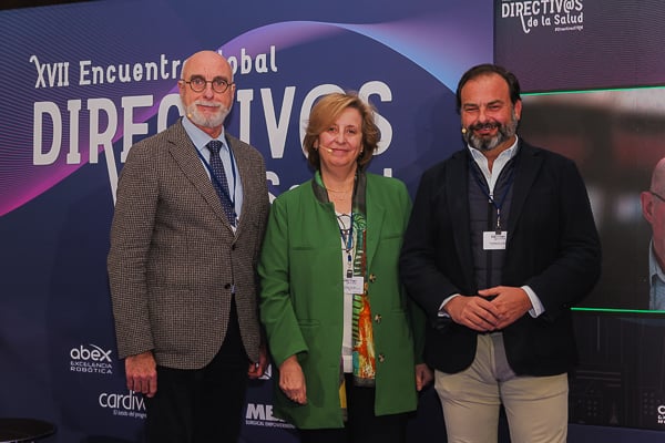 Jesús Sanz, presidente de la Asociación Nacional de Directivos de Enfermería (ANDE); Pilar Rodríguez, presidenta de la Sociedad Española de Médicos Generales y de Familia (SEMG); y Fernando de la Iglesia Ruiz, gerente del Área de Salud de Llerena-Zafra (Badajoz).