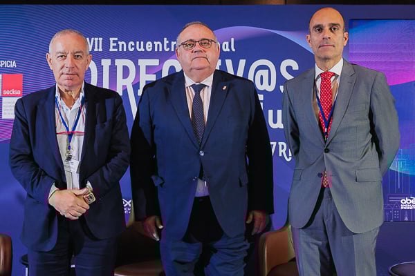 José Soto, presidente de la Sociedad Española de Directivos de la Salud (Sedisa); Alejandro Vázquez y Ricardo López, director general de Sanitaria 2000-Empresa editora de Redacción Médica.