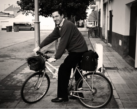 El médico ha conseguido que, con su ejemplo, en el pueblo se utilice la bicicleta como principal medio de transporte. 
