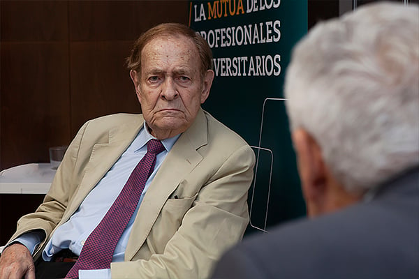 Ramón Tamames durante un momento de la entrevista, en la que profundizó sobre los problemas que, en su opinión, necesita resolver en la actualidad el SNS.