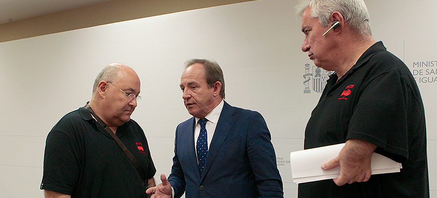 José Riquelme, presidente de Avite conversa con Javier Castrodeza, secretario general de Sanidad, ante la atenta mirada de Rafael Basterrechea, vicepresidente de Avite.