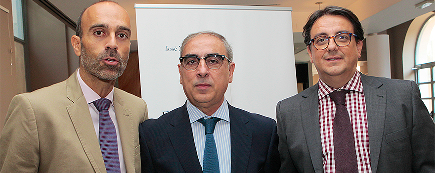 Ricardo López, director de Sanitaria 2000; José Martínez Olmos y José María Vergeles, consejero de Sanidad de Extremadura. 